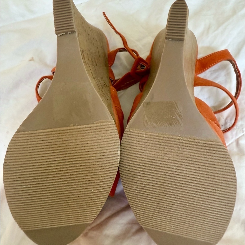 Orange Platform Sandals with Retro Flair - Picture 4 of 6